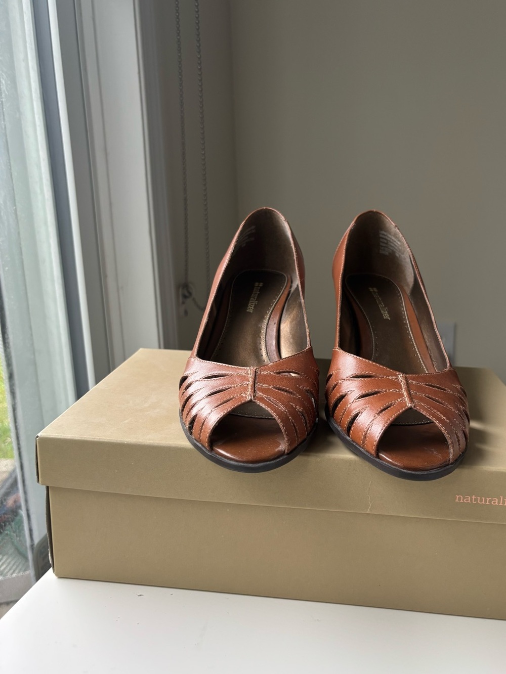 Naturalizer open toe pump in light brown, 8W
